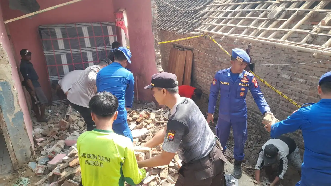 Polri Hadir di Tengah Warga, Bersihkan Puing Pascaledakan di Panimbang