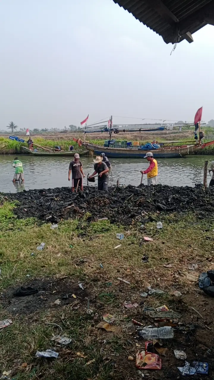 NELAYAN DESA KUBANG PUJI NORMALISASI SUNGAI PAKAI CANGKUL, PEMERINTAH KE MANA?