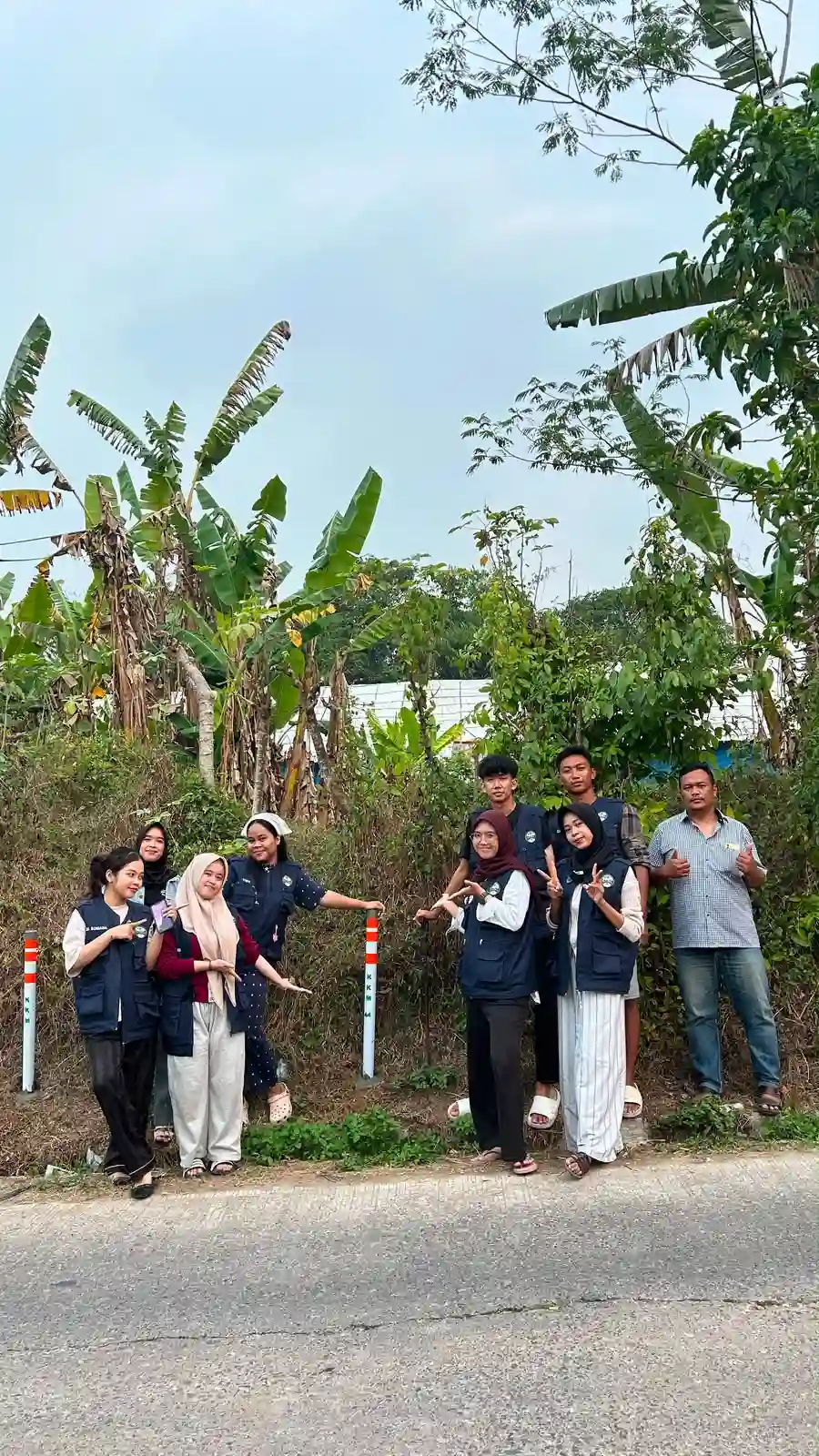 KKM Kelompok 44 UNIBA Pasang Reflektor Jalan sebagai Teknologi Tepat Guna untuk Mendukung Keamanan Jalan di Desa Sukaraja