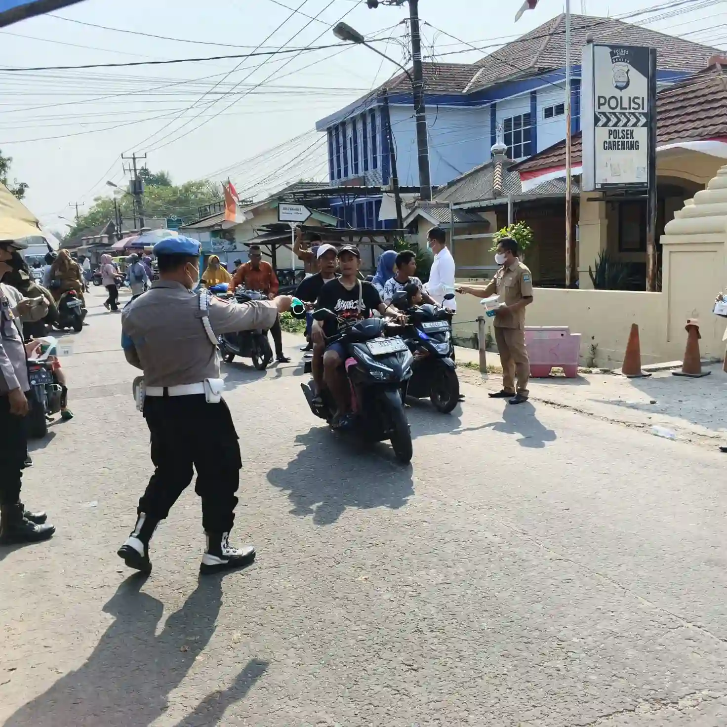 Sinergi Polri dan Pemerintah, Polsek Carenang Bagikan Masker Gratis Antisipasi Abu Vulkanik Anak Krakatau