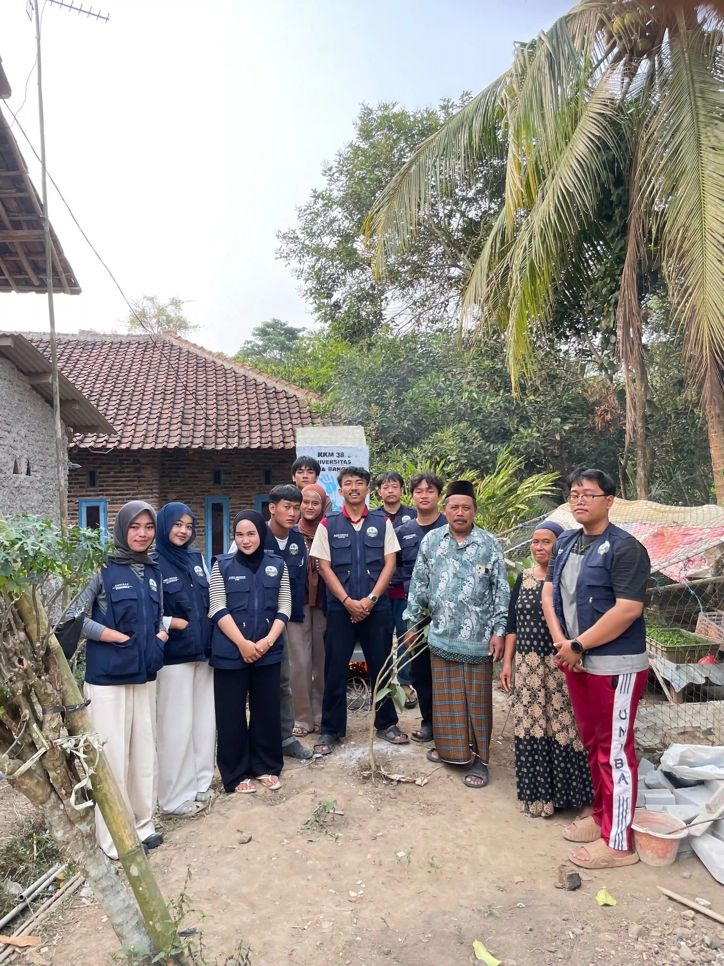 Inovasi Ramah Lingkungan: Mahasiswa KKM Kelompok 38 UNIBA Buat Rocket Stove Minim Asap di Desa Mekar Baru