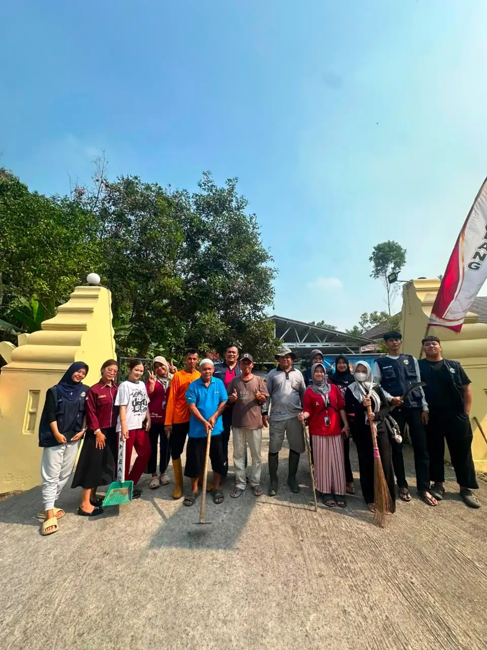 Wujudkan Lingkungan Bersih dan Asri, Mahasiswa KKM Kelompok 44 Bersama Warga Gelar Gotong Royong di Wilayah Polsek Sukaraja