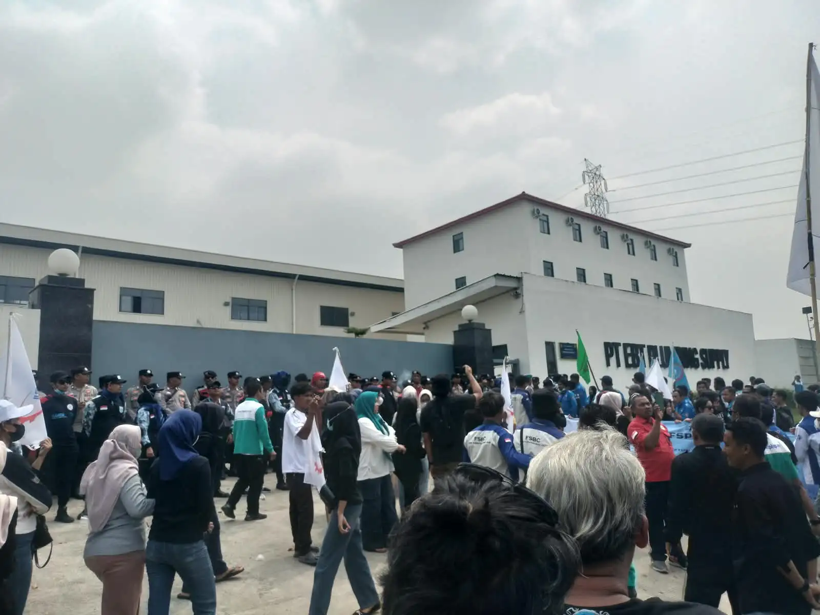 FSPMI Gelar Aksi di PT EBT Plumbing Supply, Delapan Tuntutan Pekerja Disuarakan
