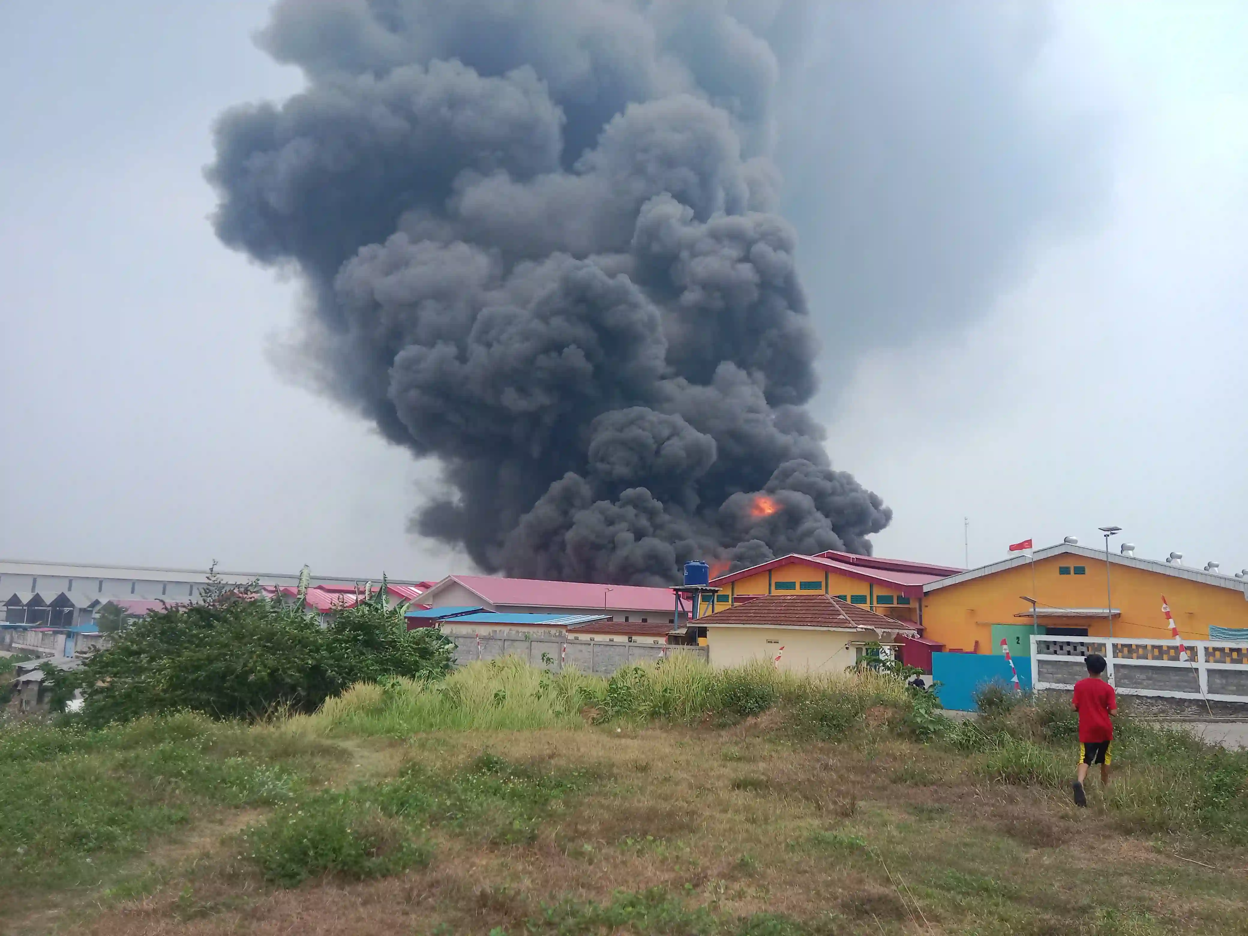 Kebakaran Hebat Landa Pabrik PT Batik Building Material di Jawilan, Kepulan Asap Hitam Membumbung Tinggi