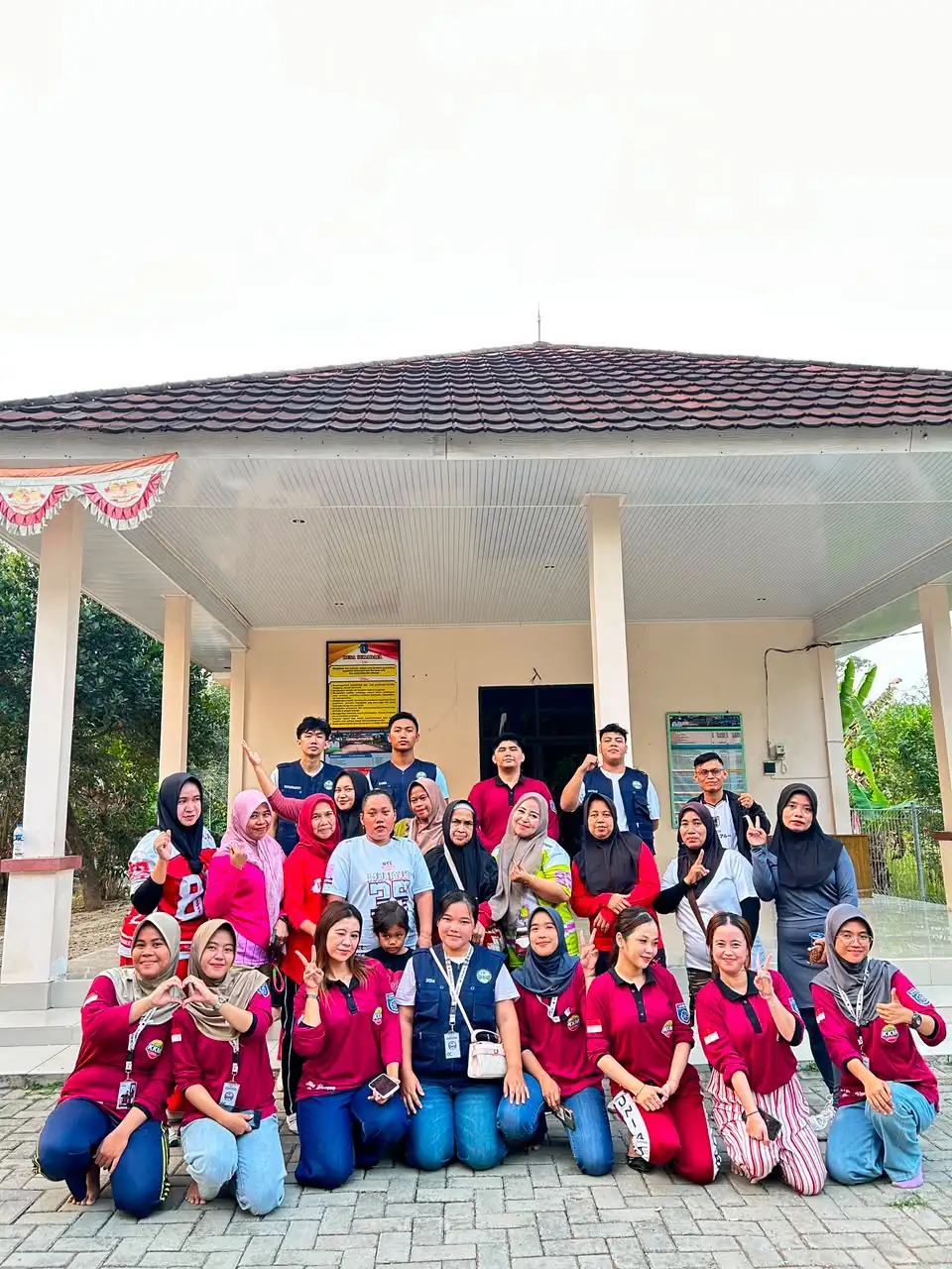Tingkatkan Kebugaran dan Kebersamaan, Mahasiswa KKM Kelompok 44 Gelar Senam Sehat Bersama Ibu-Ibu Warga Desa Sukaraja